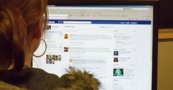 9 στους 10 χρήστες του Facebook παρακολουθούν τη δραστηριότητα των πρώην τους image