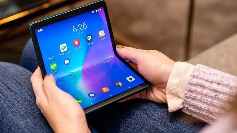 Αυτό είναι το αναδιπλούμενο smartphone που έφερε η TCL στο CES 2020 image