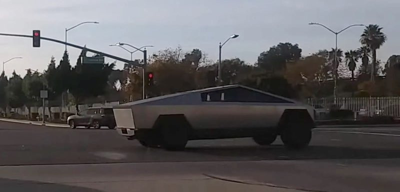 Tesla Cybertruck: Δείτε τον Elon Musk να βολτάρει σε δημόσιο δρόμο με το φουτουριστικό όχημα image