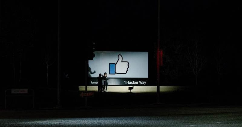 Facebook: Εξετάζει την καθολική απαγόρευση των πολιτικών διαφημίσεων image