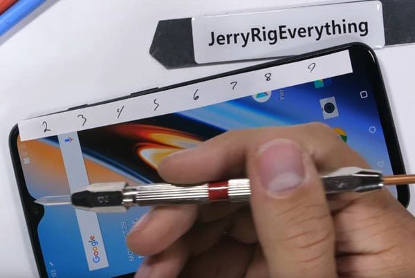 OnePlus 6T: Πόσο ανθεκτικό είναι σε σκληρές δοκιμασίες [Video] image