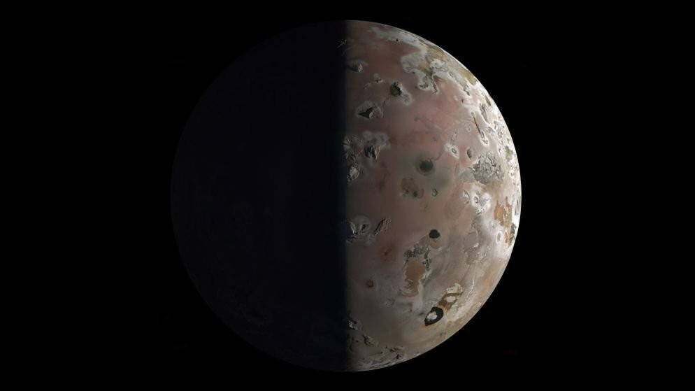 NASA: Το Juno μας δίνει μια εξαιρετικά κοντινή εικόνα από την Ιώ image