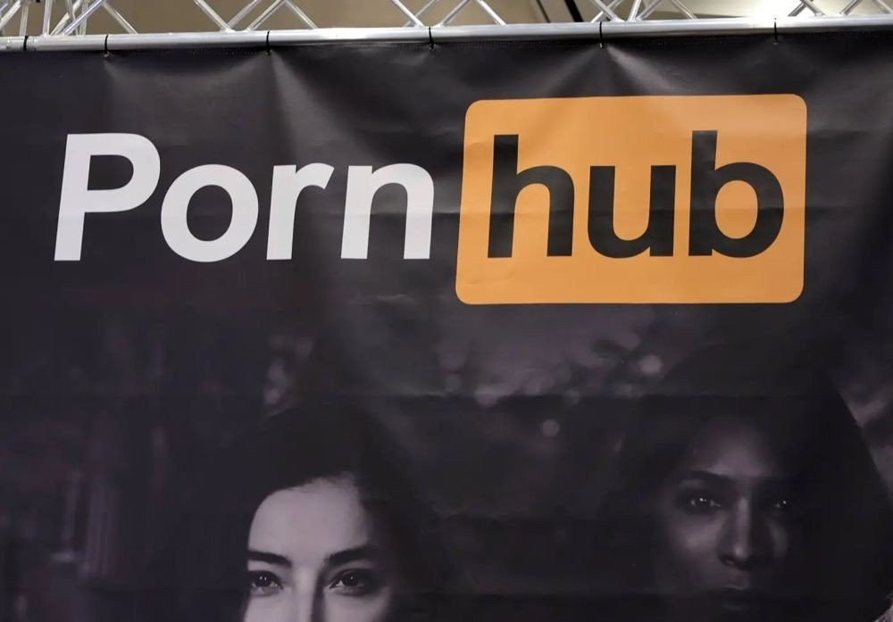 Pornhub, XVideos και Stripchat στο στόχαστρο της ΕΕ image