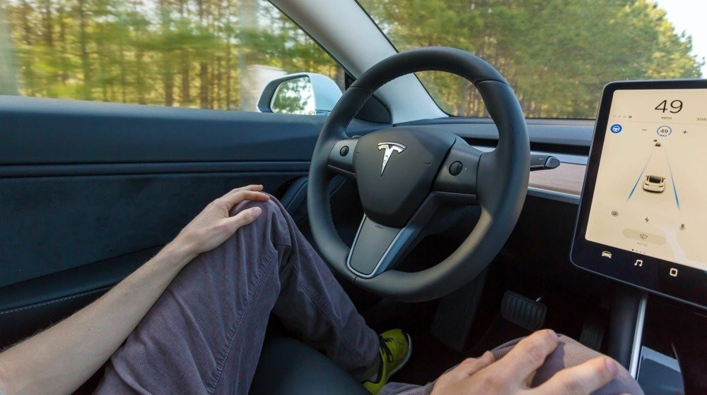 Tesla: Νέα λειτουργία ανιχνεύει την υπνηλία του οδηγού image