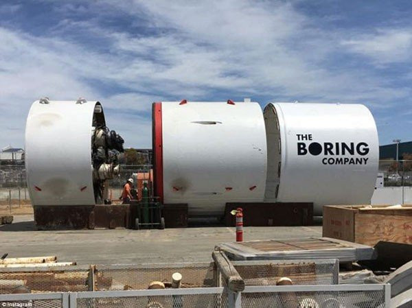 Elon Musk: Δείτε την πρώτη δοκιμή του ανελκυστήρα που θα κατεβάζει τα αυτοκίνητα στα υπόγεια τούνελ [Video] image