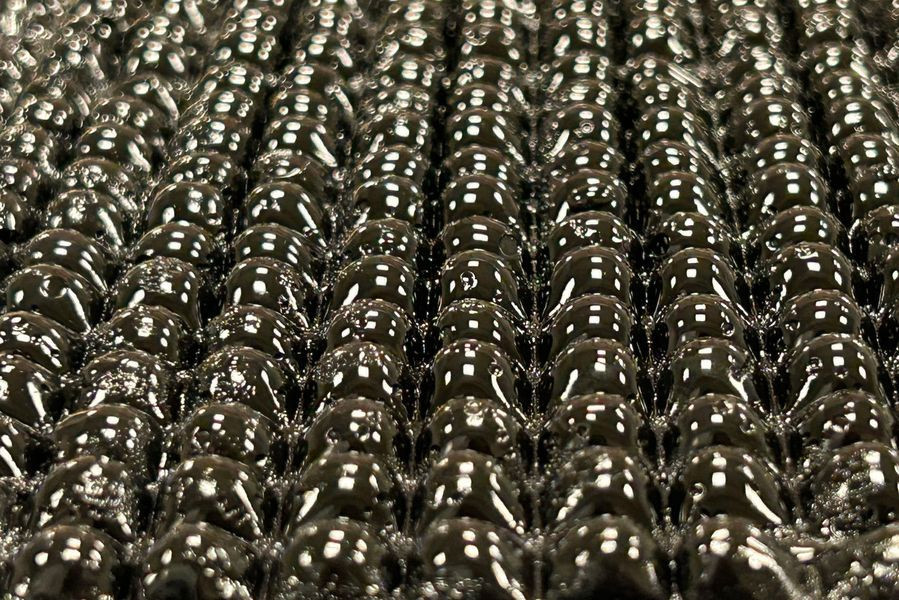 Αυτή η συσκευή φτιάχνει πόσιμο νερό από τον αέρα χωρίς ρεύμα ή φίλτρα image