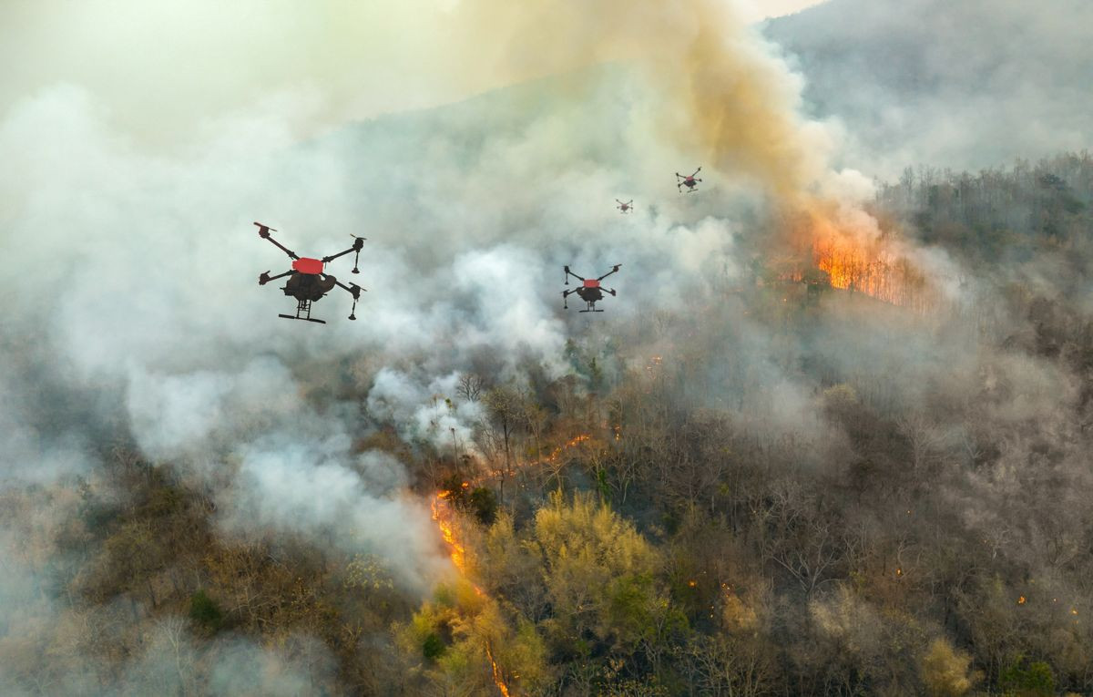 Έξυπνα AI drones μπαίνουν στις φλόγες για να χαρτογραφήσουν τοξικά νέφη image