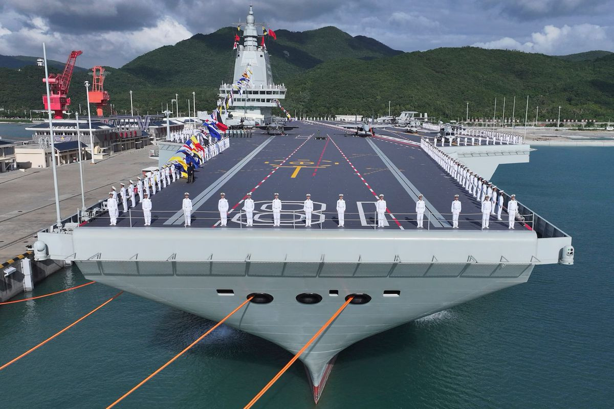 Fujian: Το υπερ-αεροπλανοφόρο της Κίνας με τους ηλεκτρομαγνητικούς καταπέλτες image