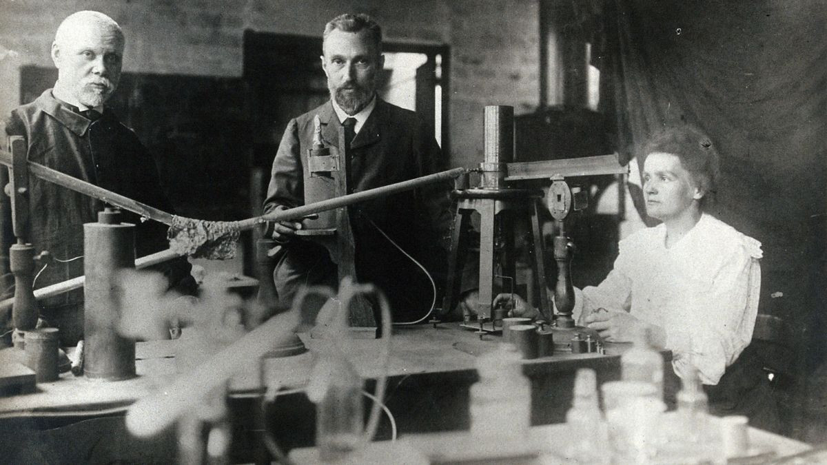 Σαν σήμερα το 1898, η Μαρί Κιουρί έκανε τη σπουδαία ανακάλυψη που πήρε μετέπειτα και τη ζωή της image