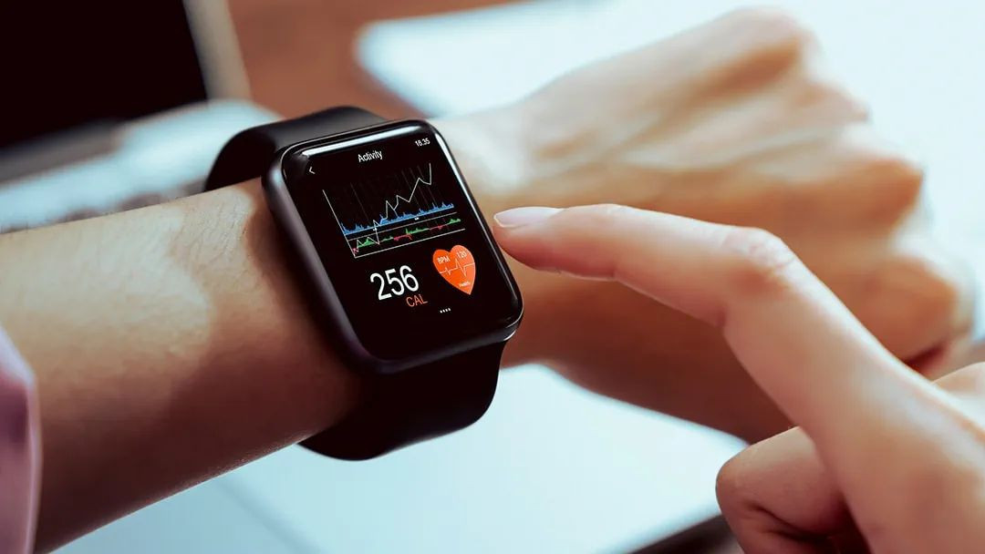 Τα smartwatches θα μπορούν σύντομα να «διαγιγνώσκουν» ασθένειες χάριν στην AI image