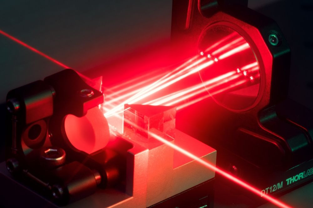 Ένα laser στο μέγεθος της παλάμης ξεπερνά τους «γίγαντες» των εργαστηρίων image