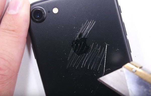 iPhone 7: Ο καθιερωμένος...βασανισμός με φωτιά, λεπίδες, προσπάθειες σπασίματος κ.τ.λ. [Video] image