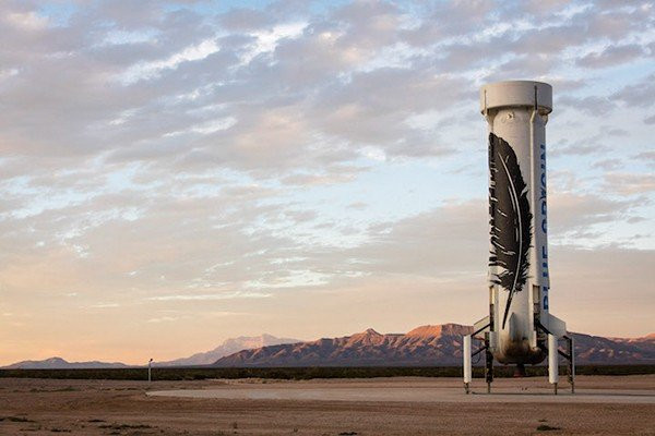 Η Blue Origin του Jeff Bezos κατάφερε να προσγειώσει ομαλά τον πύραυλο της μετά από εκτόξευση στο Διάστημα [Video] image