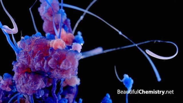 Beautiful Chemistry: Εντυπωσιακές λήψεις χημικών αντιδράσεων σε πραγματικό χρόνο σε ανάλυση 4K [Videos] image