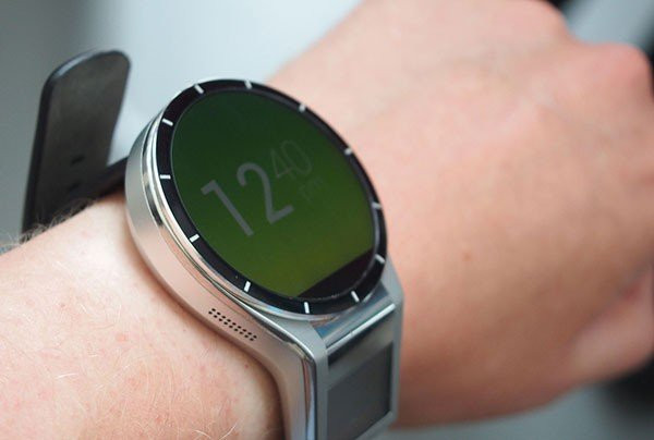 Smartwatch με "μαγική" κρυφή οθόνη και έξυπνα παπούτσια από τη Lenovo [Videos] image