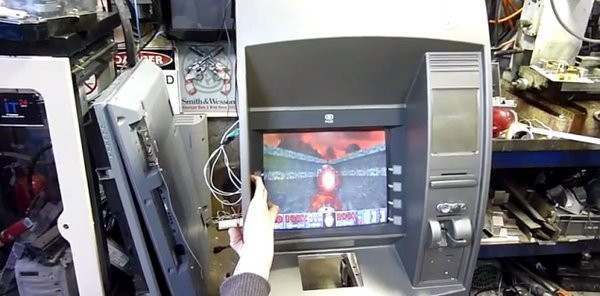 Να παίζεις DOOM σε ATM τράπεζας... [Video] image