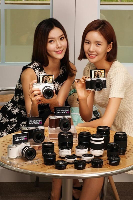 Samsung NX300M, αναβάθμιση της mirrorless κάμερας με προσθήκη περιστρεφόμενης οθόνης και μείωση τιμής image