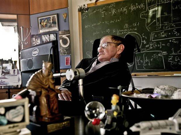 Stephen Hawking: "Ο ανθρώπινος εγκέφαλος είναι εφικτό να αντιγραφεί σε έναν υπολογιστή και να διατηρηθεί μετά θάνατον" image