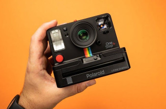 Polaroid OneStep+: Μια αναλογική φωτογραφική μηχανή στιγμιαίας εκτύπωσης με εφαρμογή για smartphones image