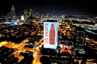 125 χρόνια Coca-Cola και εορτασμός με τη μεγαλύτερη προβολή που έχει γίνει ποτέ [video] image