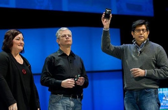 Smartphone με επεξεργαστή Intel Medfield στα χέρια του αντιπροέδρου της εταιρίας! image