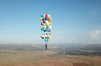 Ένας τρελός πραγματοποίησε πτήση 25km απλά δεμένος σε μπαλόνια! [Video] image