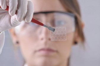 Ερευνητές δημιουργούν τον λεπτότερο λαμπτήρα (πάχος 1 άτομο) στον κόσμο από γραφένιο [Video] image