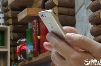 Ο πρόεδρος της Huawei φωτογραφίζεται με το Huawei P9 στο χέρι image
