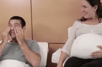 Huggies: Τώρα και οι μελλοντικοί πατεράδες μπορούν να νιώσουν για λίγο ...έγκυοι [Video] image