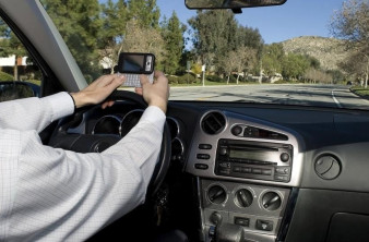 Περισσότερα θανατηφόρα τροχαία νέων λόγω πληκτρολόγησης SMS παρά αλκοόλ! image