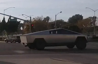 Tesla Cybertruck: Δείτε τον Elon Musk να βολτάρει σε δημόσιο δρόμο με το φουτουριστικό όχημα image