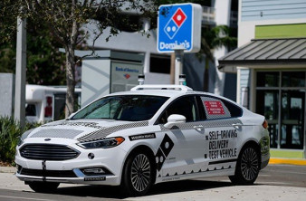 Τα αυτοοδηγούμενα οχήματα της Ford μεταφέρουν πίτσες στους δρόμους του Miami [Video] image
