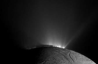 NASA: Εντόπισε βασικό συστατικό της ζωής στον Εγκέλαδο image