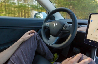 Tesla: Νέα λειτουργία ανιχνεύει την υπνηλία του οδηγού image