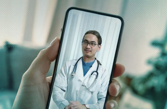 «Γιατροί-μαϊμού» μέσω deepfake προωθούν ψεύτικες θεραπείες στο TikTok image