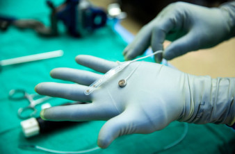 Ανταγωνίστρια της Neuralink πραγματοποίησε την πρώτη επιτυχή δοκιμή εγκεφαλικού εμφυτεύματος image