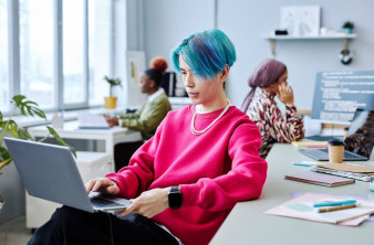 Το 47% της Gen Z χρησιμοποιεί την AI καθημερινά και την έχει μετατρέψει σε «φίλο»