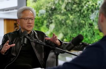 Jensen Huang (Nvidia): Κλείστε τα εργαστήρια αν η AI βγει εκτός ελέγχου image