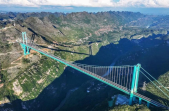 Huajiang Grand Canyon: Η υψηλότερη γέφυρα του κόσμου μετατρέπεται στο απόλυτο τουριστικό αξιοθέατο image