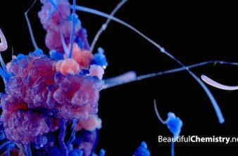 Beautiful Chemistry: Εντυπωσιακές λήψεις χημικών αντιδράσεων σε πραγματικό χρόνο σε ανάλυση 4K [Videos] image