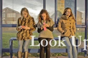 "Look Up": Ένα video που σε παροτρύνει να αφήσεις για λίγο το smartphone σου image