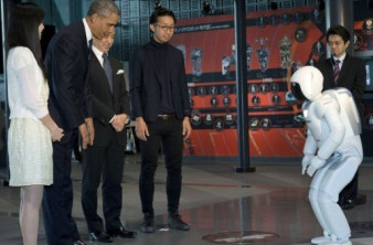 Ο Barack Obama παίζει...μπαλίτσα με το ρομπότ ASIMO της Honda [Video] image