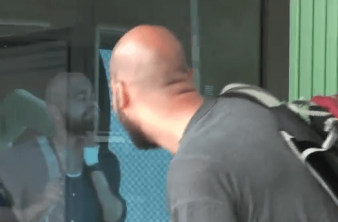 Ξεκαρδιστική φάρσα με Photoshop σε στάση λεωφορείου [Video] image