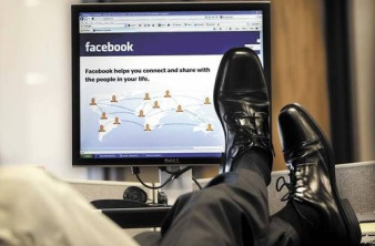 Πώς τα social media σε αποσπούν από τη δουλειά [Infographic] image