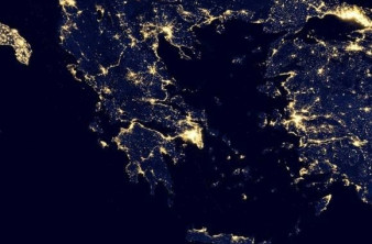 Earth by Night: Περιηγηθείτε στον πλανήτη μας με τα φώτα αναμμένα image