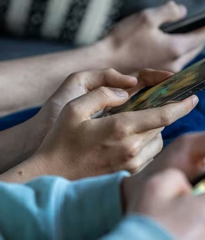 Γαλλία: Αντισυνταγματικό το μπλόκο στα social media κάτω των 15!