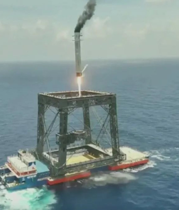 Τέλος στο μονοπώλιο της SpaceX: Η Κίνα ανέκτησε πύραυλο με πρωτοποριακό τρόπο