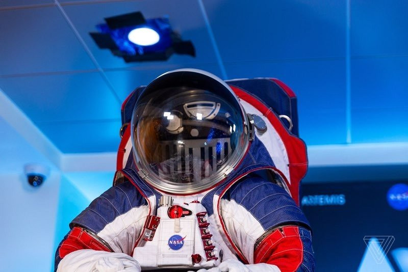 Αυτή είναι η νέα διαστημική στολή της NASA για την αποστολή στη Σελήνη το 2024 | 