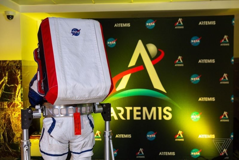 Αυτή είναι η νέα διαστημική στολή της NASA για την αποστολή στη Σελήνη το 2024 | 