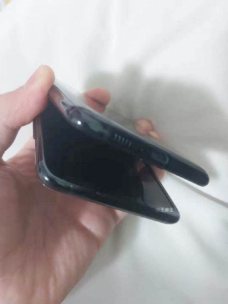 Δείτε το clamshell αναδιπλούμενο smartphone της Samsung σε πραγματικές φωτογραφίες | 